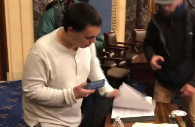 Του έδωσε χάρη ο Τραμπ για την εισβολή στο Καπιτώλιο και απείλησε να σκοτώσει τον επικεφαλής των Δημοκρατικών στη Βουλή