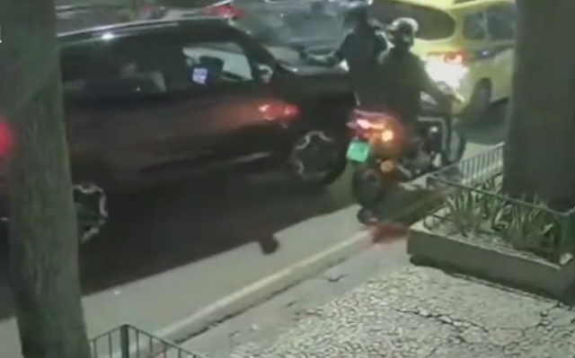 Βίντεο: Ληστεία κατέληξε σε παγίδα, οδηγός εγκλώβισε τους δράστες κάτω από το τζιπ της στη Βραζιλία