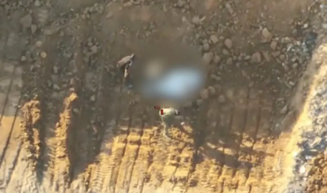 Το βίντεο που εξόργισε τους Ισραηλινούς: Κατηγορούν τη Χαμάς ότι ξέθαψε λείψανα και σχεδίασε «ανακάλυψη» για να τη δείξει στον Ερυθρό Σταυ class=