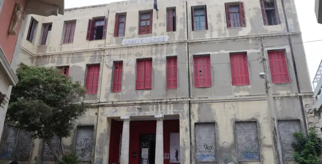 Έφοδος της ΕΛΑΣ στην κατάληψη του Ευαγγελισμού στο Ηράκλειο της Κρήτης - Έξι προσαγωγές για την επίθεση στον Βορίδη