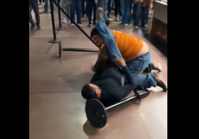 Άγριος καβγάς σε κατάστημα στις ΗΠΑ - Πελάτες άρχισαν τις μπουνιές για τη σειρά στην τουαλέτα (βίντεο)