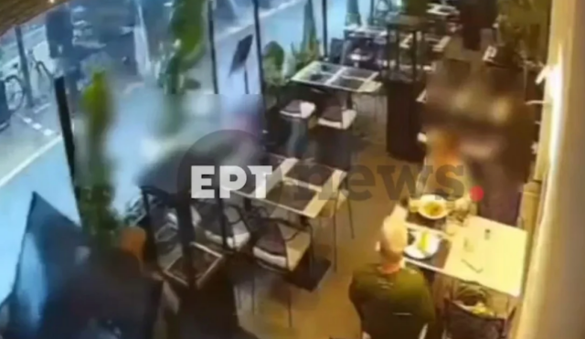 Ο αέρας σήκωσε τραπέζια και καρέκλες στον αέρα στην Πάτρα - Δείτε βίντεο