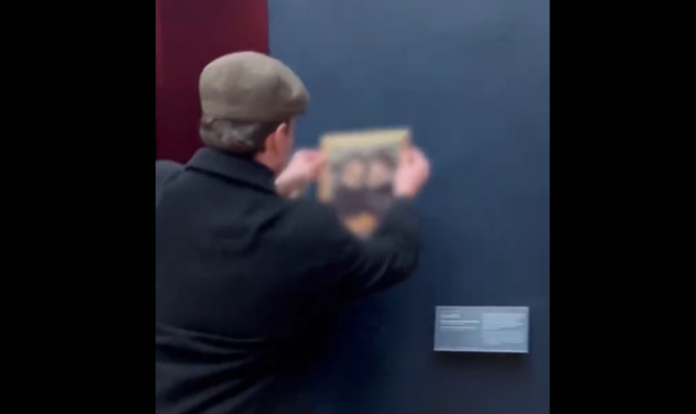 Βέλγοι TikTokers κρέμασαν το πορτρέτο τους δίπλα στη Μόνα Λίζα στο μουσείου του Λούβρου - Δείτε βίντεο