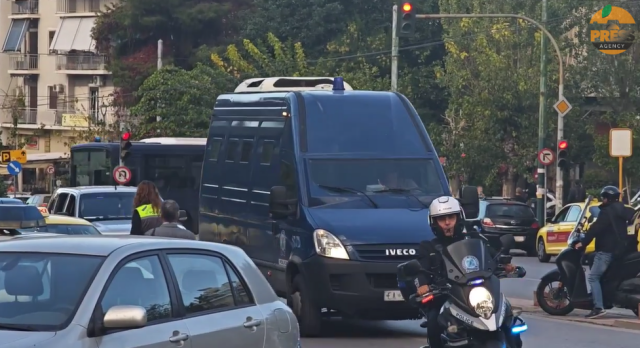 Υπό δρακόντεια μέτρα η δίκη για τη δολοφονία του 54χρονου τοπογράφου στο Ψυχικό - Η στιγμή της μεταγωγής των δύο κατηγορούμενων