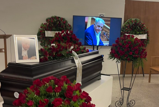 Με τα τραγούδια «τα δυο σου χέρια» και «το ακορντεόν» αποχαιρέτησαν τον Αλέκο Φλαμπουράρη στη Ριτσώνα