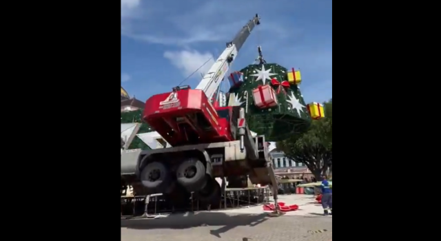 Τραγικό δυστύχημα στη Βραζιλία: 40χρονος καταπλακώθηκε από γερανό ενώ έστηνε χριστουγεννιάτικο δέντρο - Δείτε βίντεο