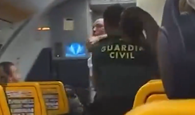 Ιρλανδή αθλήτρια του ΜΜΑ επιτέθηκε και τραυμάτισε αστυνομικούς που την έβγαλαν από πτήση προς Δουβλίνο - Δείτε βίντεο