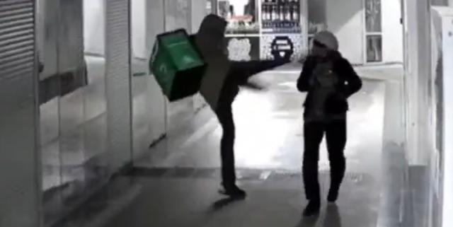 Βίντεο-σοκ από τη Ρωσία με ντελιβερά να κλωτσάει εν ψυχρώ στο κεφάλι ηλικιωμένη
