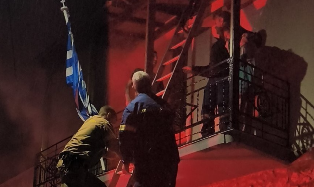 Δραματική διάσωση μητέρας και γιου μετά από φωτιά σε σπίτι στη Χίο, δείτε βίντεο