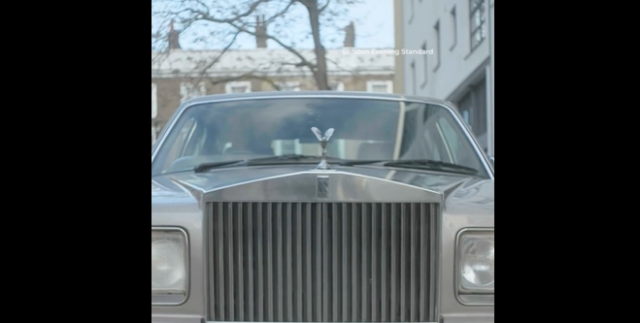 &Tau;&rho;&omicron;&mu;&alpha;&kappa;&tau;&iota;&kappa;ό &alpha;&tau;ύ&chi;&eta;&mu;&alpha; ό&tau;&alpha;&nu; Rolls-Royce &pi;ά&tau;&eta;&sigma;&epsilon; &kappa;ά&mu;&epsilon;&rho;&alpha;&mu;&alpha;&nu; &sigma;&epsilon; &gamma;ύ&rho;&iota;&sigma;&mu;&alpha; &sigma;&tau;&omicron; &Lambda;&omicron;&nu;&delta;ί&nu;&omicron;: &laquo;&Pi;&alpha;&rho;&alpha;&lambda;ί&gamma;&omicron; &nu;&alpha; &mu;&epsilon; &alpha;&pi;&omicron;&kappa;&epsilon;&phi;&alpha;&lambda;ί&sigma;&epsilon;&iota;&raquo;, &tau;&eta;&nu; &omicron;&delta;&eta;&gamma;&omicron;ύ&sigma;&epsilon; &eta;&theta;&omicron;&pi;&omicron;&iota;ό&sigmaf; &chi;&omega;&rho;ί&sigmaf; &delta;ί&pi;&lambda;&omega;&mu;&alpha;