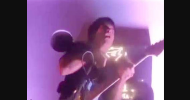 &Tau;&rho;ό&mu;&omicron;&sigmaf; &sigma;&epsilon; &mu;&pi;&alpha;&rho; &sigma;&tau;&omicron; &Pi;&epsilon;&rho;&omicron;ύ: &Tau;&rho;&alpha;&gamma;&omicron;&upsilon;&delta;&iota;&sigma;&tau;ή&sigmaf; &chi;&tau;&upsilon;&pi;ή&theta;&eta;&kappa;&epsilon; &alpha;&pi;ό &tau;&omicron; &rho;&epsilon;ύ&mu;&alpha; ό&tau;&alpha;&nu; έ&pi;&iota;&alpha;&sigma;&epsilon; &tau;&omicron; &mu;&iota;&kappa;&rho;ό&phi;&omega;&nu;&omicron;, &laquo;&omega;&chi;, &omega;&chi;, &omega;&chi;&raquo; &pi;&rho;ό&lambda;&alpha;&beta;&epsilon; &nu;&alpha; &phi;&omega;&nu;ά&xi;&epsilon;&iota;