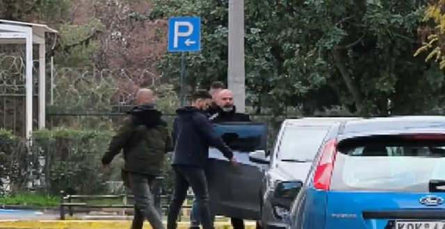 &Sigma;&tau;&alpha; &delta;&iota;&kappa;&alpha;&sigma;&tau;ή&rho;&iota;&alpha; &tau;&eta;&sigmaf; &Epsilon;&upsilon;&epsilon;&lambda;&pi;ί&delta;&omega;&nu; &omicron; &gamma;&iota;&omicron;&sigmaf; &tau;&eta;&sigmaf; &Epsilon;&lambda;έ&nu;&eta;&sigmaf; &Pi;&alpha;&pi;&alpha;&delta;&omicron;&pi;&omicron;ύ&lambda;&omicron;&upsilon; &pi;&omicron;&upsilon; &sigma;&upsilon;&nu;&epsilon;&lambda;ή&phi;&theta;&eta; &gamma;&iota;&alpha; &tau;&eta; &delta;&omicron;&lambda;&omicron;&phi;&omicron;&nu;ί&alpha; &tau;&eta;&sigmaf; &sigma;&tau;&omicron; &Kappa;&omicron;&lambda;&omega;&nu;ά&kappa;&iota;, &delta;&epsilon;ί&tau;&epsilon; &beta;ί&nu;&tau;&epsilon;&omicron;