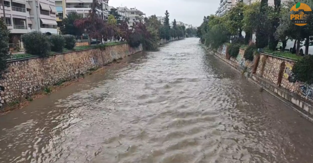 &Phi;&omicron;&upsilon;&sigma;&kappa;ώ&nu;&epsilon;&iota; &omicron; &Iota;&lambda;&iota;&sigma;ό&sigmaf;, &sigma;&epsilon; &pi;&lambda;ή&rho;&eta; &epsilon;&pi;&iota;&phi;&upsilon;&lambda;&alpha;&kappa;ή &omicron;&iota; &pi;&upsilon;&rho;&omicron;&sigma;&beta;έ&sigma;&tau;&epsilon;&sigmaf;