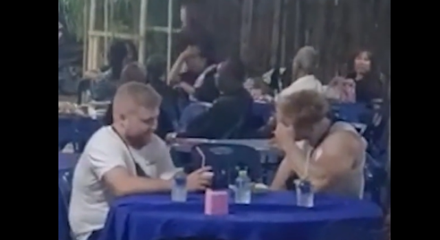 ΤΟΥΡΙΣΤΕΣ ΜΠΕΡΔΕΨΑΝ ΚΗΔΕΙΑ ΜΕ ΕΣΤΙΑΤΟΡΙΟ ΣΤΗΝ ΤΑΙΛΑΝΔΗ ΚΑΙ ΤΟΥΣ ΚΕΡΑΣΑΝ, ΔΕΙΤΕ ΒΙΝΤΕΟ