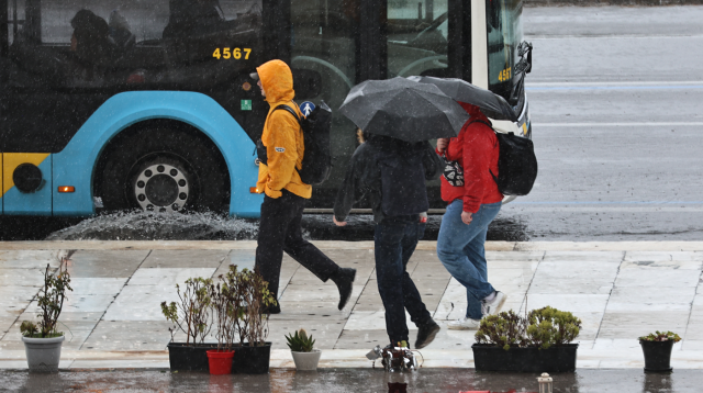 &Kappa;&alpha;&iota;&rho;ό&sigmaf;: &Eta; &omicron;&mu;&pi;&rho;έ&lambda;&alpha; &alpha;&pi;&alpha;&rho;&alpha;ί&tau;&eta;&tau;&eta; ό&lambda;&eta; &tau;&eta;&nu; &epsilon;&beta;&delta;&omicron;&mu;ά&delta;&alpha;, &beta;&rho;&omicron;&chi;έ&sigmaf; &kappa;&alpha;&iota; &sigma;&tau;&eta;&nu; &Alpha;&tau;&tau;&iota;&kappa;ή