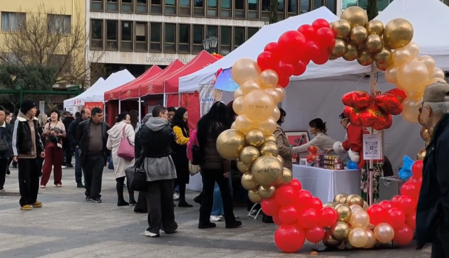 &Omicron;&iota; &Kappa;&iota;&nu;έ&zeta;&omicron;&iota; &tau;&eta;&sigmaf; &Alpha;&theta;ή&nu;&alpha;&sigmaf; &gamma;&iota;&omicron;&rho;&tau;ά&zeta;&omicron;&upsilon;&nu; &tau;&eta;&nu; &Pi;&rho;&omega;&tau;&omicron;&chi;&rho;&omicron;&nu;&iota;ά &sigma;&tau;&eta;&nu; &Kappa;&omicron;&tau;&zeta;&iota;ά: &Mu;&alpha;&sigmaf; &alpha;&rho;έ&sigma;&epsilon;&iota; &eta; &zeta;&omega;ή &epsilon;&delta;ώ, έ&chi;&omicron;&upsilon;&mu;&epsilon; &pi;&omicron;&lambda;&lambda;ά &kappa;&omicron;&iota;&nu;ά &mu;&epsilon; &tau;&omicron;&upsilon;&sigmaf; Έ&lambda;&lambda;&eta;&nu;&epsilon;&sigmaf;, &delta;&epsilon;ί&tau;&epsilon; &beta;ί&nu;&tau;&epsilon;&omicron;