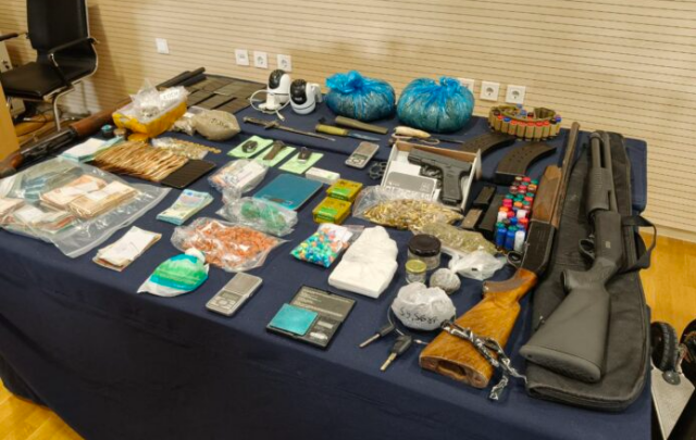 &Nu;&alpha;&rho;&kappa;&omega;&tau;&iota;&kappa;ά, ό&pi;&lambda;&alpha;, &mu;&alpha;&chi;&alpha;ί&rho;&iota;&alpha; &kappa;&alpha;&iota; &mu;&epsilon;&tau;&rho;&eta;&tau;ά &beta;&rho;ή&kappa;&alpha;&nu; &omicron;&iota; &alpha;&sigma;&tau;&upsilon;&nu;&omicron;&mu;&iota;&kappa;&omicron;ί &sigma;&tau;&omicron;&upsilon;&sigmaf; 13 &pi;&omicron;&upsilon; &sigma;&upsilon;&nu;έ&lambda;&alpha;&beta;&alpha;&nu; &sigma;&tau;&eta; &Mu;&alpha;&gamma;&nu;&eta;&sigma;ί&alpha;, &delta;&epsilon;ί&tau;&epsilon; &phi;&omega;&tau;&omicron;&gamma;&rho;&alpha;&phi;ί&epsilon;&sigmaf;