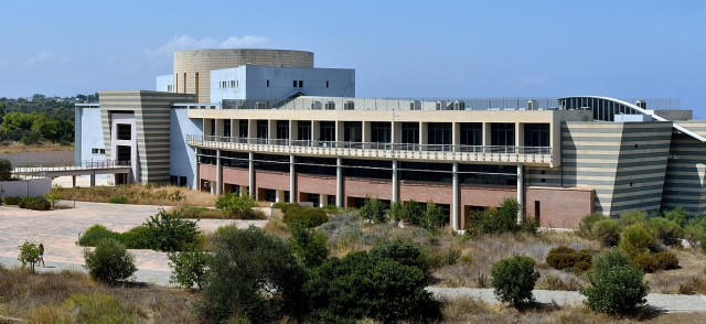 &Tau;&alpha; &Alpha;&Epsilon;&Iota; &tau;&omega;&nu; &nu;&eta;&sigma;&iota;ώ&nu; &kappa;&alpha;&tau;&alpha;&sigma;&kappa;&epsilon;&upsilon;ά&zeta;&omicron;&upsilon;&nu; &kappa;&alpha;&tau;&omicron;&iota;&kappa;ί&epsilon;&sigmaf; &gamma;&iota;&alpha; &phi;&omicron;&iota;&tau;&eta;&tau;έ&sigmaf;: &Tau;&alpha; &sigma;&chi;έ&delta;&iota;&alpha; &sigma;&epsilon; &pi;&omicron;&lambda;&upsilon;&tau;&epsilon;&chi;&nu;&epsilon;ί&omicron; &Kappa;&rho;ή&tau;&eta;&sigmaf;, &pi;&alpha;&nu;&epsilon;&pi;&iota;&sigma;&tau;ή&mu;&iota;&omicron; &Alpha;&iota;&gamma;&alpha;ί&omicron;&upsilon; &kappa;&alpha;&iota; &Iota;&omicron;&nu;ί&omicron;&upsilon;