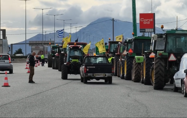 &Alpha;&pi;ό &alpha;&pi;&omicron;&lambda;ύ&mu;&alpha;&nu;&sigma;&eta; &pi;&epsilon;&rho;&nu;&omicron;ύ&nu; &tau;&alpha; &tau;&rho;&alpha;&kappa;&tau;έ&rho; &sigma;&tau;&iota;&sigmaf; &pi;ύ&lambda;&epsilon;&sigmaf; &tau;&eta;&sigmaf; &Alpha;&theta;ή&nu;&alpha;&sigmaf;, έ&phi;&tau;&alpha;&sigma;&alpha;&nu; &tau;&alpha; &pi;&rho;ώ&tau;&alpha; &sigma;&tau;&alpha; &delta;&iota;ό&delta;&iota;&alpha; &Alpha;&phi;&iota;&delta;&nu;ώ&nu;