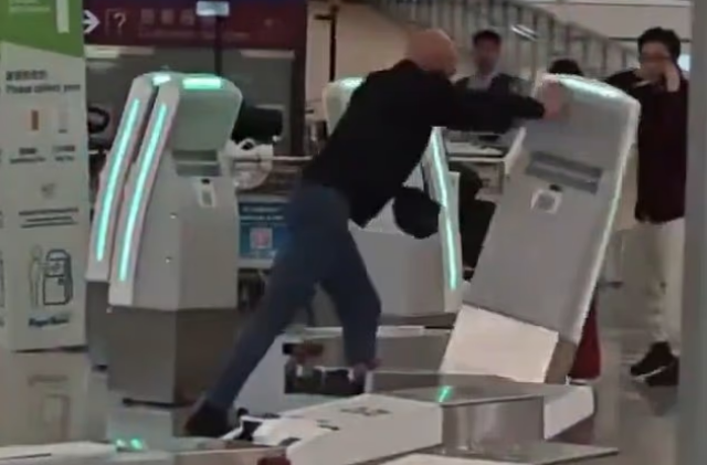 ΒΡΕΤΑΝΟΣ ΤΟΥΡΙΣΤΑΣ ΔΙΕΛΥΣΕ 10 ΓΚΙΣΕ CHECK IN ΣΤΟ ΑΕΡΟΔΡΟΜΙΟ ΤΟΥ ΧΟΝΓΚ ΚΟΝΓΚ ΚΑΙ ΣΥΝΕΛΗΦΘΗ ΓΙΑ ΚΑΤΟΧΗ ΒΙΑΓΚΡΑ, ΔΕΙΤΕ ΒΙΝΤΕΟ