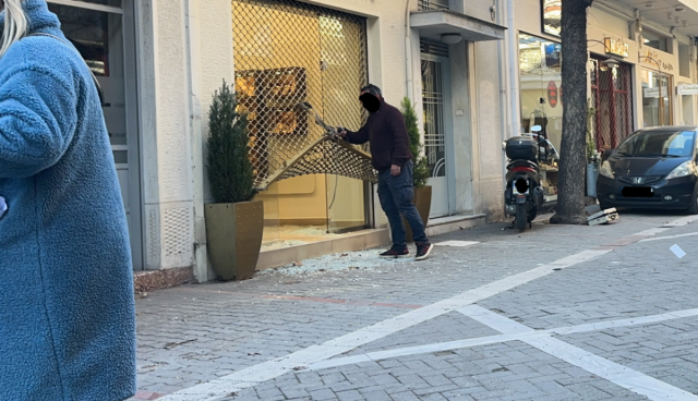 &Lambda;ά&rho;&iota;&sigma;&alpha;: &Lambda;ή&sigma;&tau;&epsilon;&psi;&alpha;&nu; &kappa;&omicron;&sigma;&mu;&eta;&mu;&alpha;&tau;&omicron;&pi;&omega;&lambda;&epsilon;ί&omicron; &lambda;ί&gamma;&alpha; &mu;έ&tau;&rho;&alpha; &mu;&alpha;&kappa;&rho;&iota;ά &alpha;&pi;ό &tau;&alpha; &delta;&iota;&kappa;&alpha;&sigma;&tau;ή&rho;&iota;&alpha;, &omicron;&iota; &delta;&rho;ά&sigma;&tau;&epsilon;&sigmaf; &laquo;&tau;&sigma;&alpha;&lambda;ά&kappa;&omega;&sigma;&alpha;&nu;&raquo; &tau;&omicron; &rho;&omicron;&lambda;ό