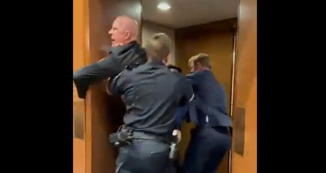 &Epsilon;&pi;&epsilon;&iota;&sigma;ό&delta;&iota;&omicron; &sigma;&tau;&omicron; &Kappa;&alpha;&pi;&iota;&tau;ώ&lambda;&iota;&omicron; &mu;&epsilon; &delta;&iota;&alpha;&delta;&eta;&lambda;&omega;&tau;ή &kappa;&alpha;&tau;ά &tau;&omicron;&upsilon; &pi;&omicron;&lambda;έ&mu;&omicron;&upsilon; &sigma;&tau;&omicron; &Iota;&rho;ά&nu;: &Tau;&omicron;&upsilon; έ&sigma;&pi;&alpha;&sigma;&alpha;&nu; &tau;&omicron; &chi;έ&rho;&iota; &kappa;&alpha;&iota; &tau;&omicron;&nu; έ&beta;&gamma;&alpha;&lambda;&alpha;&nu; &sigma;&eta;&kappa;&omega;&tau;ό &mu;&epsilon; &tau;&eta; &beta;&omicron;ή&theta;&epsilon;&iota;&alpha; &gamma;&epsilon;&rho;&omicron;&upsilon;&sigma;&iota;&alpha;&sigma;&tau;ή, &delta;&epsilon;ί&tau;&epsilon;