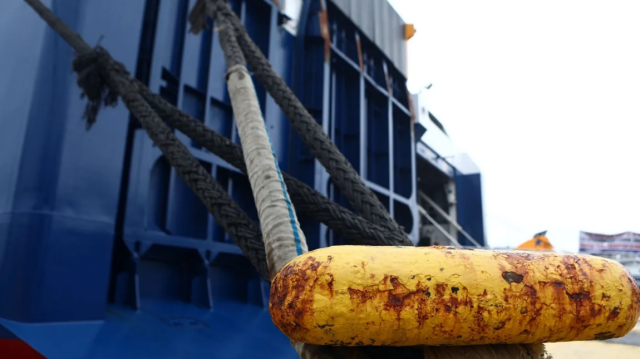 ΣΥΜΠΛΟΚΗ ΚΡΑΤΟΥΜΕΝΩΝ ΕΝ ΠΛΩ ΚΑΤΑ ΤΗ ΜΕΤΑΦΟΡΑ ΤΟΥΣ ΣΤΙΣ ΦΥΛΑΚΕΣ ΤΗΣ ΚΩ, ΤΡΑΥΜΑΤΙΣΤΗΚΑΝ ΕΛΑΦΡΑ ΚΑΙ ΑΣΤΥΝΟΜΙΚΟΙ