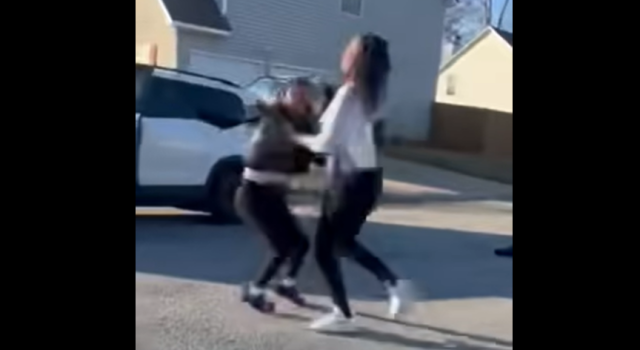 ΗΠΑ: 12ΧΡΟΝΗ ΠΕΘΑΝΕ ΜΕΤΑ ΑΠΟ ΚΑΒΓΑ ΜΕ ΚΟΠΕΛΑ ΣΤΟΝ ΔΡΟΜΟ, BULLYING ΚΑΤΑΓΓΕΛΛΕΙ Η ΜΗΤΕΡΑ ΤΗΣ