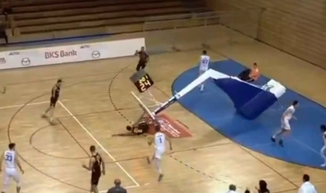 Βίντεο: Πρώην παίκτης της Καρδίτσας κάρφωσε και τον πλάκωσε η μπασκέτα στην Κροατία 