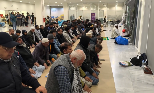 Το τελευταίο μεγάλο Ιφτάρ στην Πειραιώς: Οι μουσουλμάνοι της Αθήνας ετοιμάζονται για το Μπαϊράμι, δείτε βίντεο 