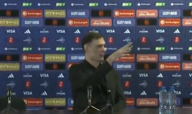 Ολυμπιακός: Μόνο ένας δημοσιογράφος πήγε στη συνέντευξη Τύπου του Μπαρτζώκα μετά το παιχνίδι με τη Χάποελ, βίντεο 