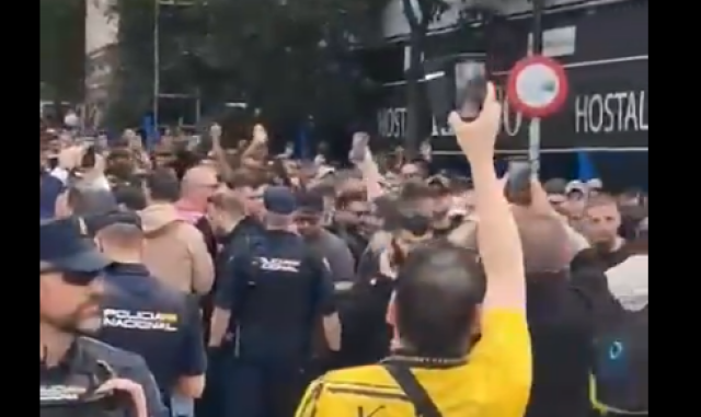 &Alpha;&Epsilon;&Kappa;: &Tau;&omicron; &pi;ά&rho;&tau;&iota; &tau;&omega;&nu; &omicron;&pi;&alpha;&delta;ώ&nu; &tau;&eta;&sigmaf; &sigma;&tau;&eta; &Mu;&alpha;&delta;&rho;ί&tau;&eta; &pi;&rho;&iota;&nu; &tau;&omicron;&nu; &mu;&epsilon;&gamma;ά&lambda;&omicron; &pi;&rho;&omicron;&eta;&mu;&iota;&tau;&epsilon;&lambda;&iota;&kappa;ό &mu;&epsilon; &tau;&eta;&nu; &Rho;ά&gamma;&iota;&omicron; &Beta;&alpha;&gamma;&iota;&epsilon;&kappa;ά&nu;&omicron;, &beta;ί&nu;&tau;&epsilon;&omicron;