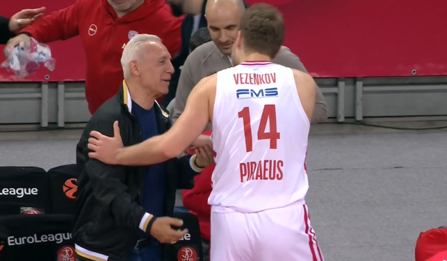 H αγκαλιά του Βεζένκοφ με τον Στόιτσκοφ μετά το παιχνίδι της Χάποελ με τον Ολυμπιακό, βίντεο 