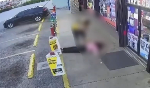 ΣΑΛΟΣ ΣΤΙΣ ΗΠΑ ΜΕΤΑ ΤΗΝ ΑΓΡΙΑ ΔΟΛΟΦΟΝΙΑ ΜΗΤΕΡΑΣ ΔΥΟ ΠΑΙΔΙΩΝ ΑΠΟ ΠΑΡΑΝΟΜΟ ΜΕΤΑΝΑΣΤΗ ΠΟΥ ΤΗ ΧΤΥΠΗΣΕ ΣΤΟ ΚΕΦΑΛΙ ΜΕ ΣΦΥΡΙ, ΣΚΛΗΡΕΣ ΕΙΚΟΝΕΣ