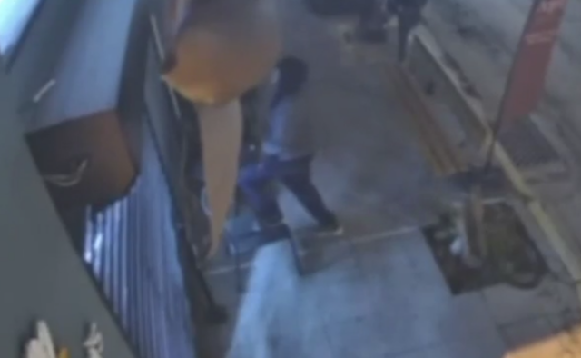 &Pi;&omicron;&lambda;ί&chi;&nu;&eta;: &Kappa;&alpha;&rho;έ-&kappa;&alpha;&rho;έ &eta; &alpha;&pi;&omicron;&tau;&upsilon;&chi;&eta;&mu;έ&nu;&eta; &delta;&iota;ά&rho;&rho;&eta;&xi;&eta; &kappa;&alpha;&phi;&epsilon;&tau;έ&rho;&iota;&alpha;&sigmaf;, &delta;&epsilon;ί&tau;&epsilon; &beta;ί&nu;&tau;&epsilon;&omicron;