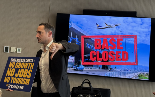 RYANAIR: ΚΟΒΕΙ 12 ΔΡΟΜΟΛΟΓΙΑ ΣΤΗΝ ΕΛΛΑΔΑ -ΤΑ 10 ΣΤΗ ΘΕΣΣΑΛΟΝΙΚΗ- ΚΑΙ ΖΗΤΑ «ΠΑΓΩΜΑ» ΧΡΕΩΣΕΩΝ