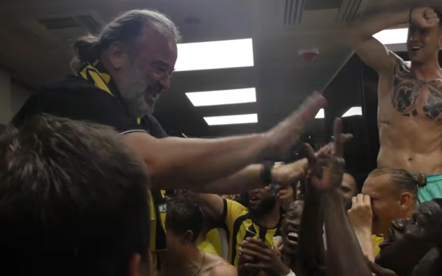 &Eta; &pi;&alpha;&rho;&alpha;&kappa;ά&mu;&epsilon;&rho;&alpha; &alpha;&pi;ό &tau;&omicron;&nu; &alpha;&gamma;ώ&nu;&alpha; &tau;ί&tau;&lambda;&omicron;&upsilon; &tau;&eta;&sigmaf; &Alpha;&Epsilon;&Kappa;: &Tau;&omicron; &sigma;&pi;&rho;&iota;&nu;&tau; &tau;&omicron;&upsilon; &Zeta;&omicron;ά&omicron; &Mu;ά&rho;&iota;&omicron;, &eta; έ&kappa;&rho;&eta;&xi;&eta; &chi;&alpha;&rho;ά&sigmaf; &tau;&omicron;&upsilon; &Eta;&lambda;&iota;ό&pi;&omicron;&upsilon;&lambda;&omicron;&upsilon; &kappa;&alpha;&iota; &tau;&omicron; &pi;ά&rho;&tau;&iota; &sigma;&tau;&alpha; &alpha;&pi;&omicron;&delta;&upsilon;&tau;ή&rho;&iota;&alpha;, &beta;ί&nu;&tau;&epsilon;&omicron;