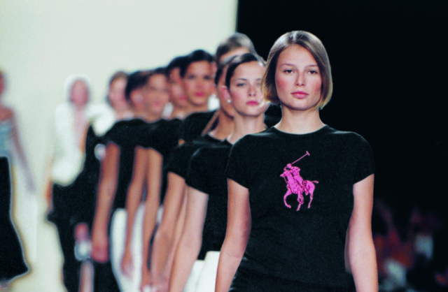 Ralph Lauren Catwalk: &tau;&omicron; &lambda;&epsilon;ύ&kappa;&omega;&mu;&alpha; &pi;&omicron;&upsilon; &kappa;&alpha;&tau;&alpha;&gamma;&rho;ά&phi;&epsilon;&iota; &pi;&epsilon;&rho;&iota;&sigma;&sigma;ό&tau;&epsilon;&rho;&epsilon;&sigmaf; &alpha;&pi;ό &pi;έ&nu;&tau;&epsilon; &delta;&epsilon;&kappa;&alpha;&epsilon;&tau;ί&epsilon;&sigmaf; &gamma;&upsilon;&nu;&alpha;&iota;&kappa;&epsilon;ί&omega;&nu; &sigma;&upsilon;&lambda;&lambda;&omicron;&gamma;ώ&nu; &tau;&omicron;&upsilon; Ralph Lauren