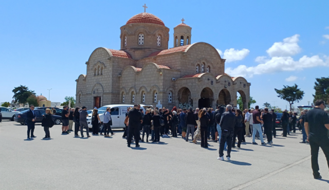 &Theta;&rho;ή&nu;&omicron;&sigmaf; &sigma;&tau;&eta;&nu; &kappa;&eta;&delta;&epsilon;ί&alpha; &tau;&eta;&sigmaf; &mu;&eta;&tau;έ&rho;&alpha;&sigmaf; &kappa;&alpha;&iota; &tau;&eta;&sigmaf; &kappa;ό&rho;&eta;&sigmaf; &pi;&omicron;&upsilon; &sigma;&kappa;&omicron;&tau;ώ&theta;&eta;&kappa;&alpha;&nu; &sigma;&tau;&omicron; &tau;&rho;&omicron;&chi;&alpha;ί&omicron; &sigma;&tau;&eta; &Rho;ό&delta;&omicron;: &laquo;&Gamma;&iota;&alpha;&tau;ί &tau;ό&sigma;&omicron; ά&delta;&iota;&kappa;&alpha;;&raquo; &lambda;έ&epsilon;&iota; &phi;ί&lambda;&eta; &tau;&omicron;&upsilon;&sigmaf;