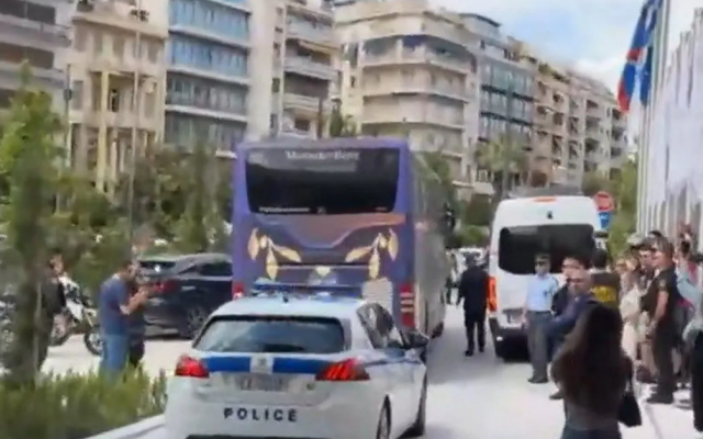 Η αναχώρηση της αποστολής του Ολυμπιακού από το ξενοδοχείο για το T-Center, βίντεο | Επικαιρότητα στο PlusTV.gr