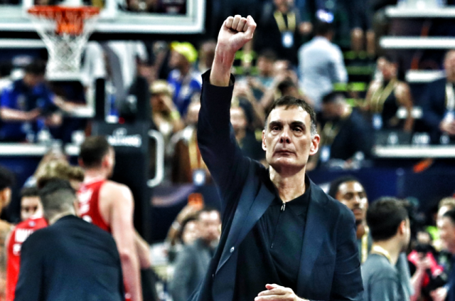 Η «τρελή» ατμόσφαιρα στο T-Center και η αποθέωση του Μπαρτζώκα: Η παρακάμερα του Ολυμπιακός - Φενέρ, βίντεο