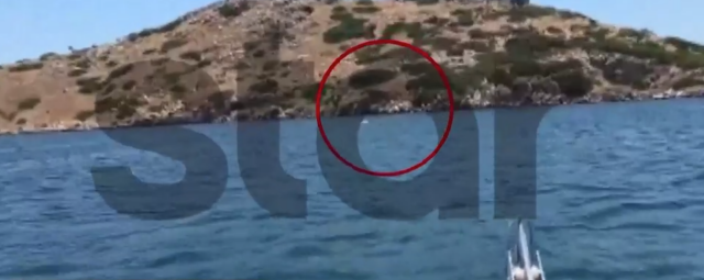 Καρέ - καρέ η διάσωση 14χρονου και της μητέρας του στα Μέγαρα που παρασύρθηκαν στη θάλασσα και βρέθηκαν δίπλα σε βραχονησίδα