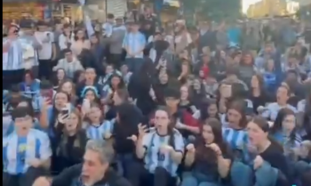 Οι Αργεντίνοι αντέγραψαν τον πανηγυρισμό των Νορβηγών κάνοντας κουπί στο δρόμο, δείτε βίντεο