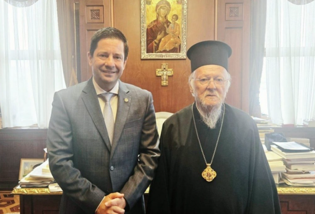 Συνάντηση του Οικουμενικού Πατριάρχη Βαρθολομαίου με τον Πρύτανη του ΕΚΠΑ στο Φανάρι | Επικαιρότητα στο PlusTV.gr
