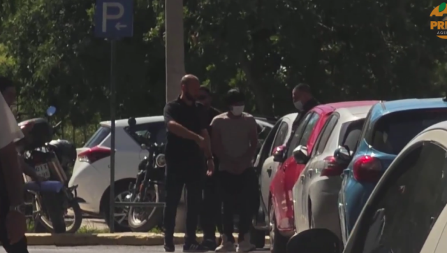 Στα δικαστήρια οι γονείς του νεκρού βρέφους στην Κυψέλη και ο Αφγανός, βίντεο από τη μεταγωγή τους