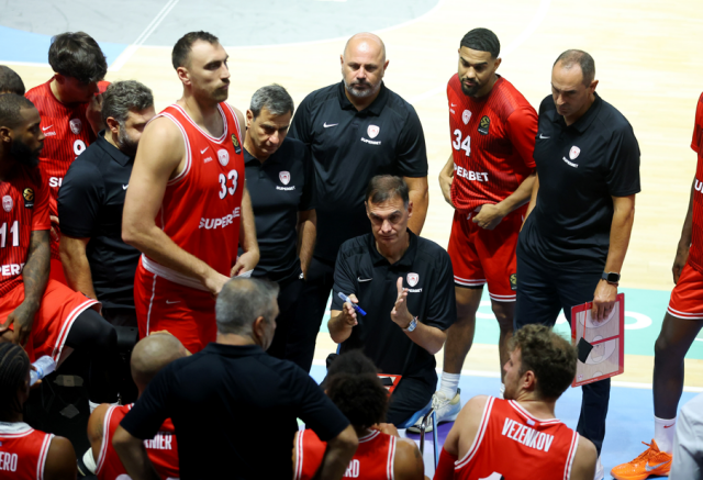 Ολυμπιακός -  Μακάμπι: Ζήτησε αλλαγή ο Μιλουτίνοφ, τενοντίτιδα  η πρώτη διάγνωση | Επικαιρότητα στο PlusTV.gr