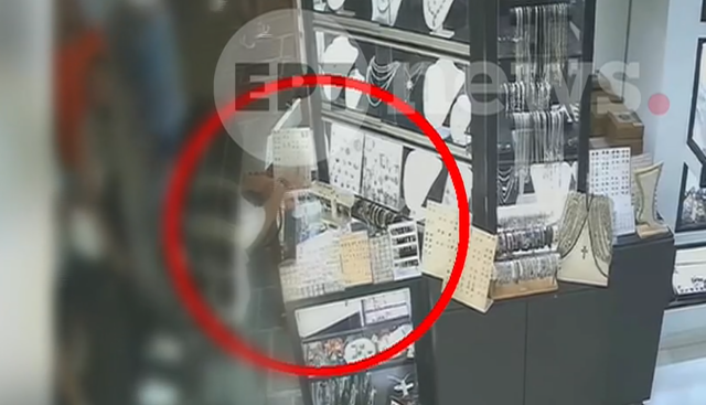 Καρέ-καρέ η κλοπή σε κοσμηματοπωλείο στη Ρόδο με λεία 36 σκουλαρίκια: «Μου μαγάρισαν το μαγαζί» λέει η ιδιοκτήτρια