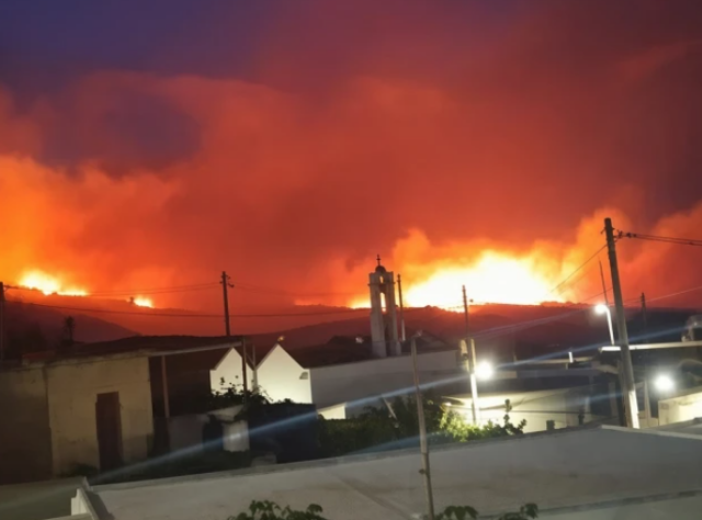 Ολονύχτια μάχη με τις φλόγες στον Χώνο Λασιθίου, νέα μηνύματα του 112 για εκκενώσεις