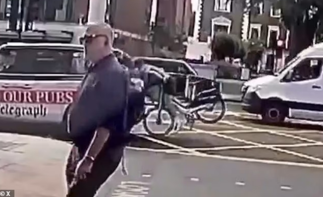 Σοκαριστικό ατύχημα με ηλεκτρικό ποδήλατο για αθλητή του κρίκετ στο Λονδίνο: Η στιγμή που καρφώθηκε με το κεφάλι στο πίσω τζάμι ταξί