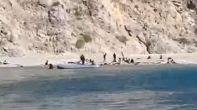 Νέα άφιξη μεταναστών στη νότια Κρήτη, αποβιβάστηκαν στο Αγιοφάραγγο, δείτε βίντεο | Επικαιρότητα στο PlusTV.gr